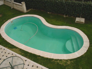 Air conditioning of a swimming pool with polypropylene collectors