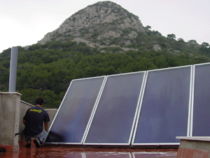 Solar heating with radiating ground and sanitary hot water